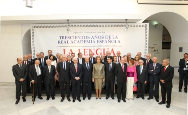 Su Majestad la Reina junto a las autoridades y académicos de la Real Academia Española presentes en la inauguración
